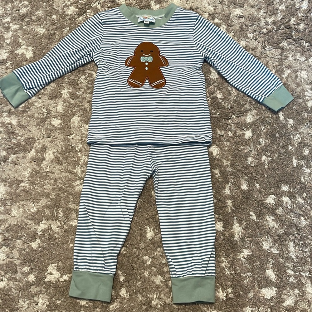 Busy Bee Smocks Size 18 months pajama set